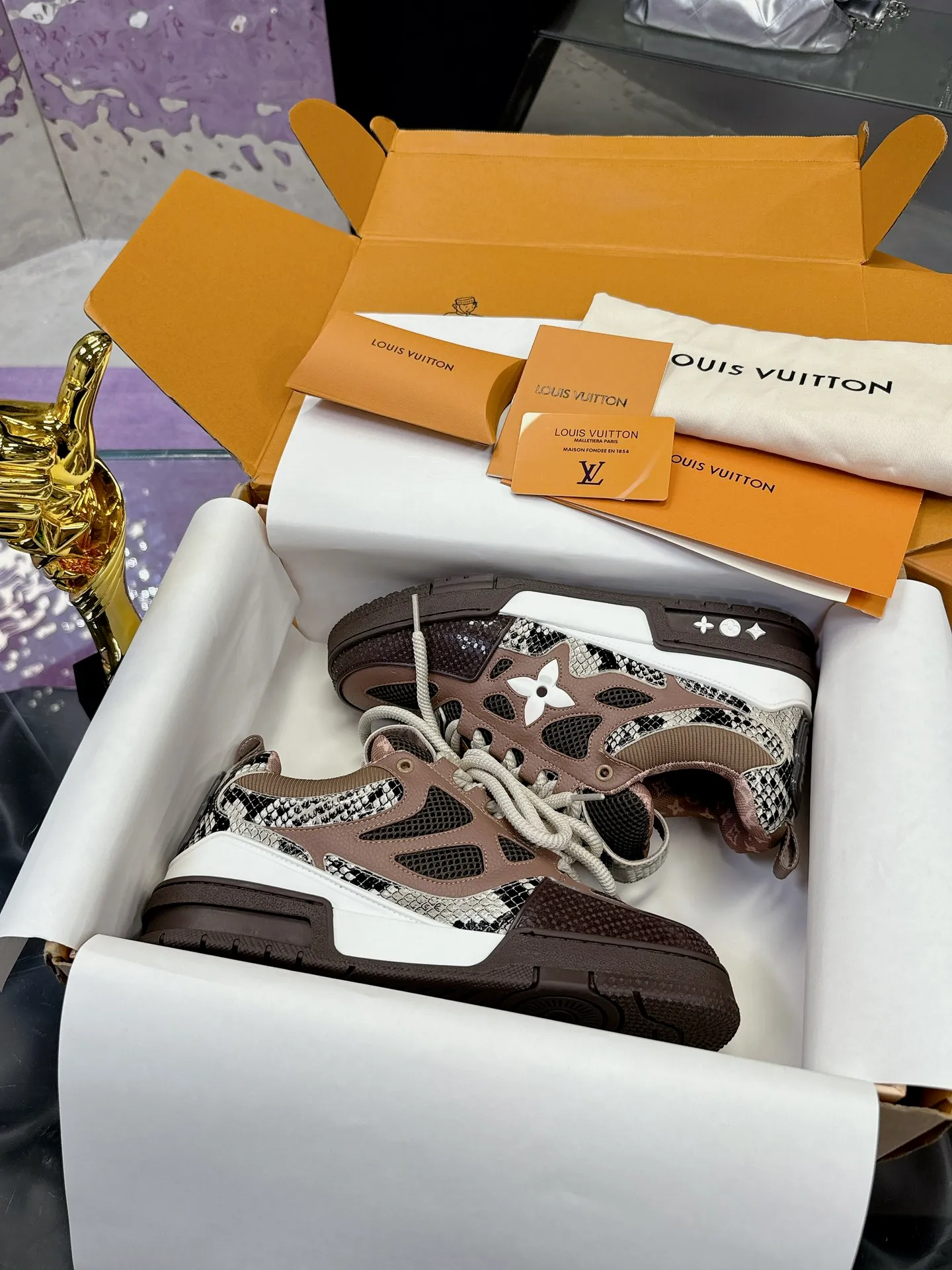 Men's shoes 💰900❤️❤️❤️ 𝙇𝙑 Bread shoes have added new colors 💓 Craftsmanship series 𝟐𝟎𝟐5/𝐒𝐒 𝐧𝐞𝐰 Louis Vuitton catwalk skate shoes are popular, LOUIS VUITTON Trainer is undoubtedly one of the most successful Sneakers launched by luxury brands, but the pace of exploration will not stop. LOUISVUITTON will also bring a new series of skateboard shoes in the spring of 2025. The new series in the picture returns to the 90s Chunky Skate Shoes look and feel. The uppers are made of leather and mesh. The fat silhouette and thick shoelaces are very eye-catching. It is expected to have quite a few colors like the Trainer. Judging from the previous DIOR show skate shoes, this chunky style may be even stronger next year. 💎 Size: Female 35-40 Male 39-46